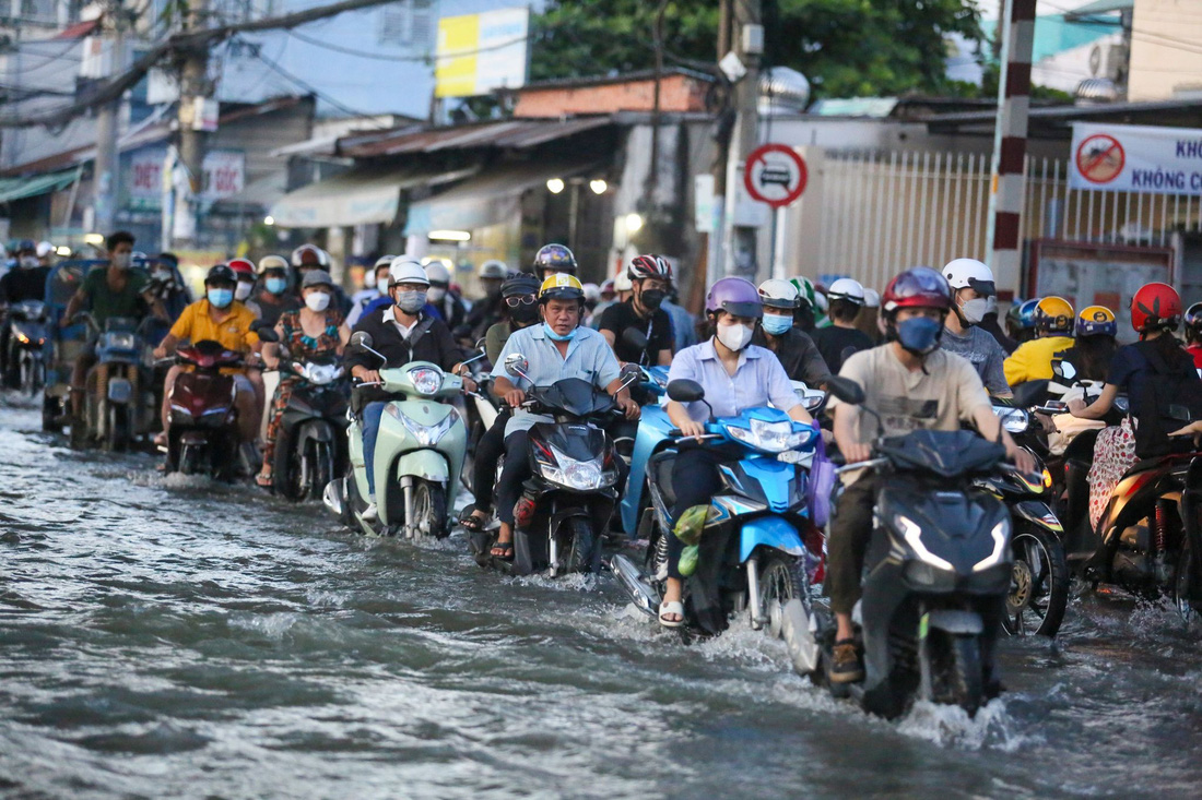 Triều cường tại TP.HCM - Ảnh: PHƯƠNG QUYÊN