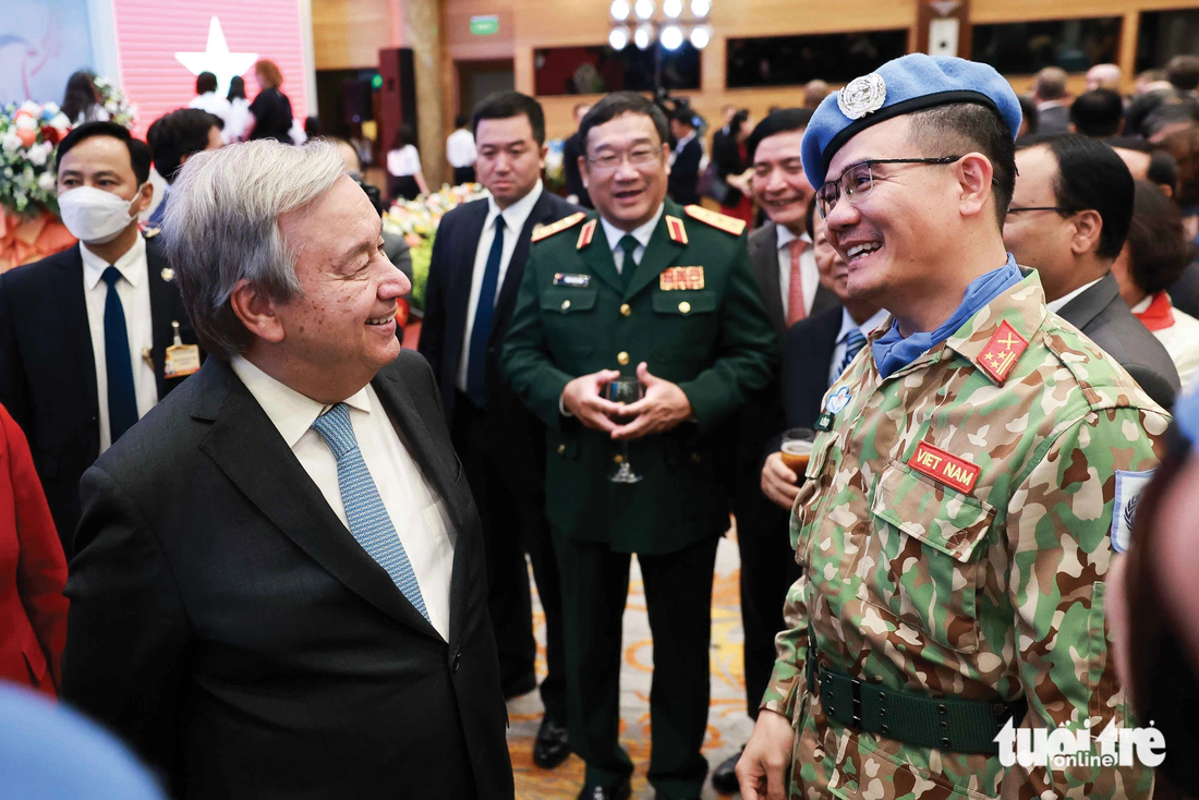 Tổng thư ký Liên Hiệp Quốc Antonio Guterres trò chuyện với chiến sĩ &quot;Mũ nồi xanh&quot; Việt Nam trong chuyến thăm Việt Nam tháng 10-2022. Ông dành nhiều tình cảm cho những người lính thuộc Lực lượng gìn giữ hòa bình - Ảnh: NGUYỄN KHÁNH