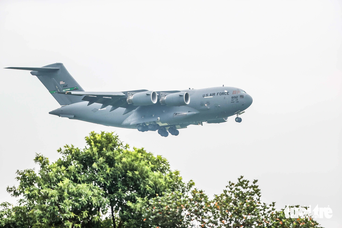 Máy bay vận tải hạng nặng Boeing C-17 Globemaster chuẩn bị hạ cánh sân bay quốc tế Nội Bài sáng 3-9 - Ảnh: NGUYỄN KHÁNH