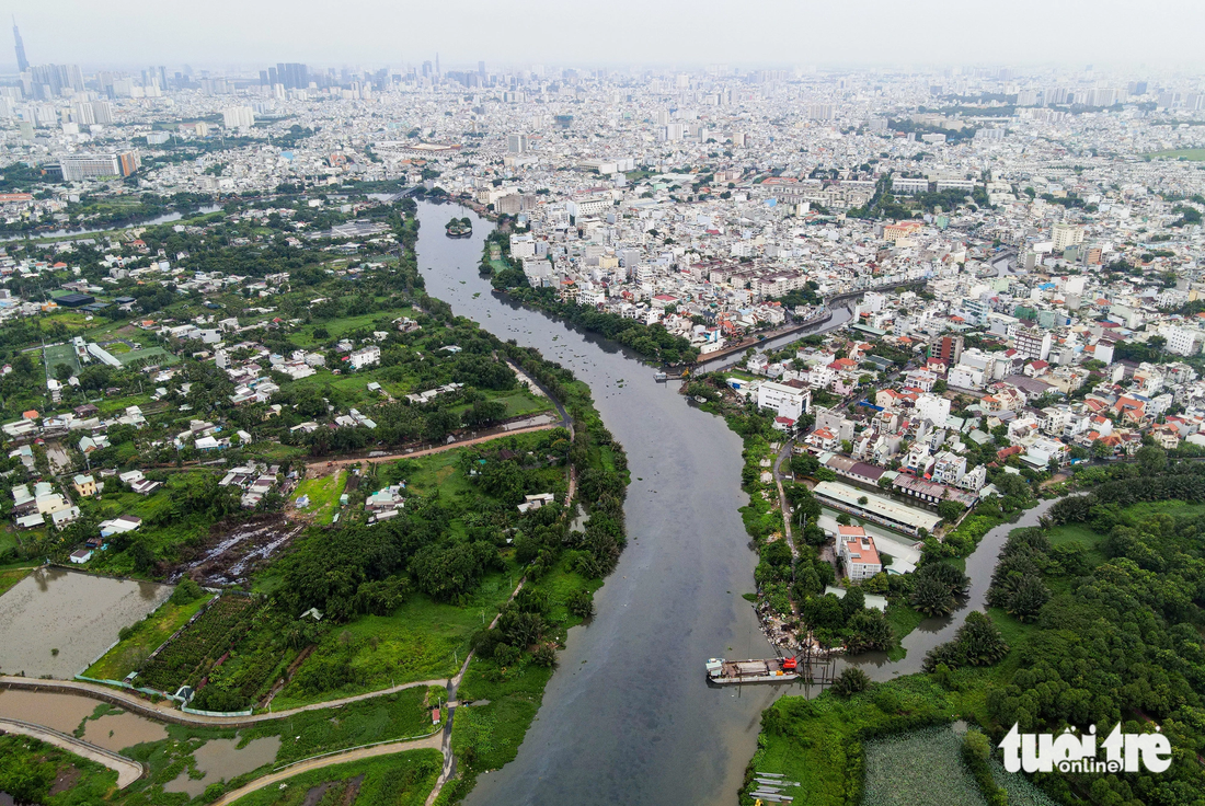 TP.HCM vốn đặc trưng với hình ảnh trên bến dưới thuyền khi có sông Sài Gòn chảy qua trung tâm, hệ thống kênh rạch chằng chịt. Sau khi phục hồi thì bảo vệ dòng kênh, con sông là nhiệm vụ của cả chính quyền và người dân.