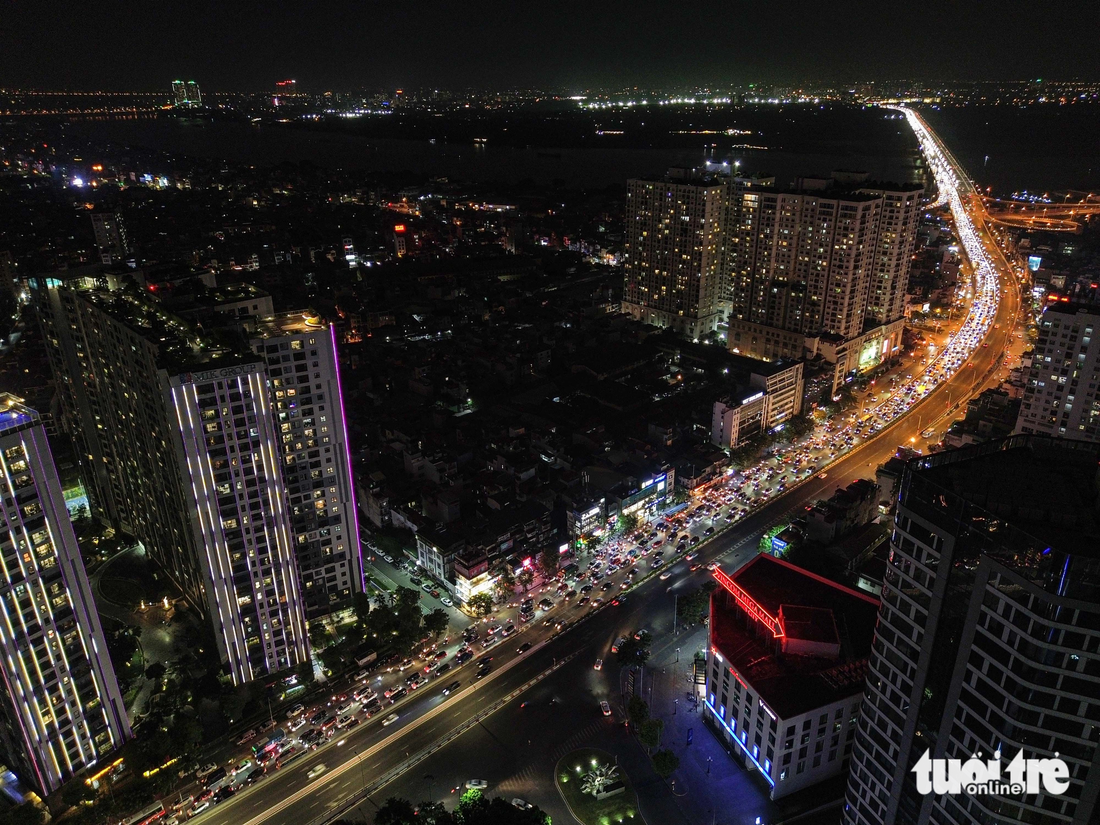 Đến tối cùng ngày, cầu Vĩnh Tuy kẹt cứng dòng xe hướng Long Biên vào trung tâm thành phố - Ảnh: HỒNG QUANG