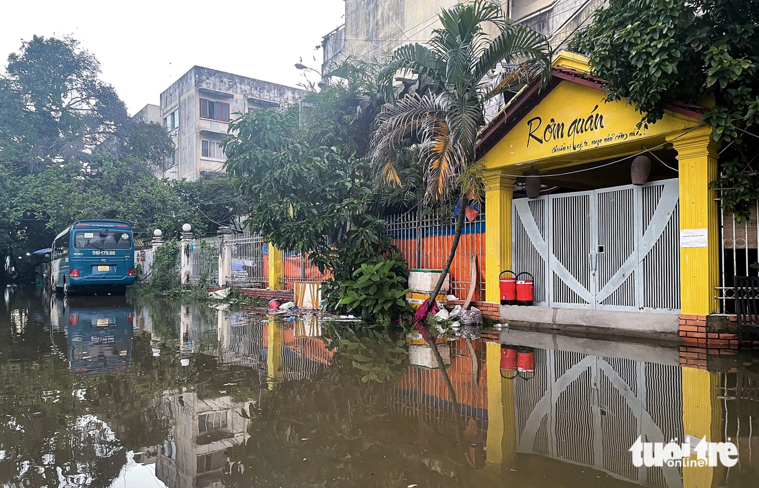 Tại khu dân cư Thanh Đa (quận Bình Thạnh), nước từ sông Sài Gòn tràn vào lênh láng