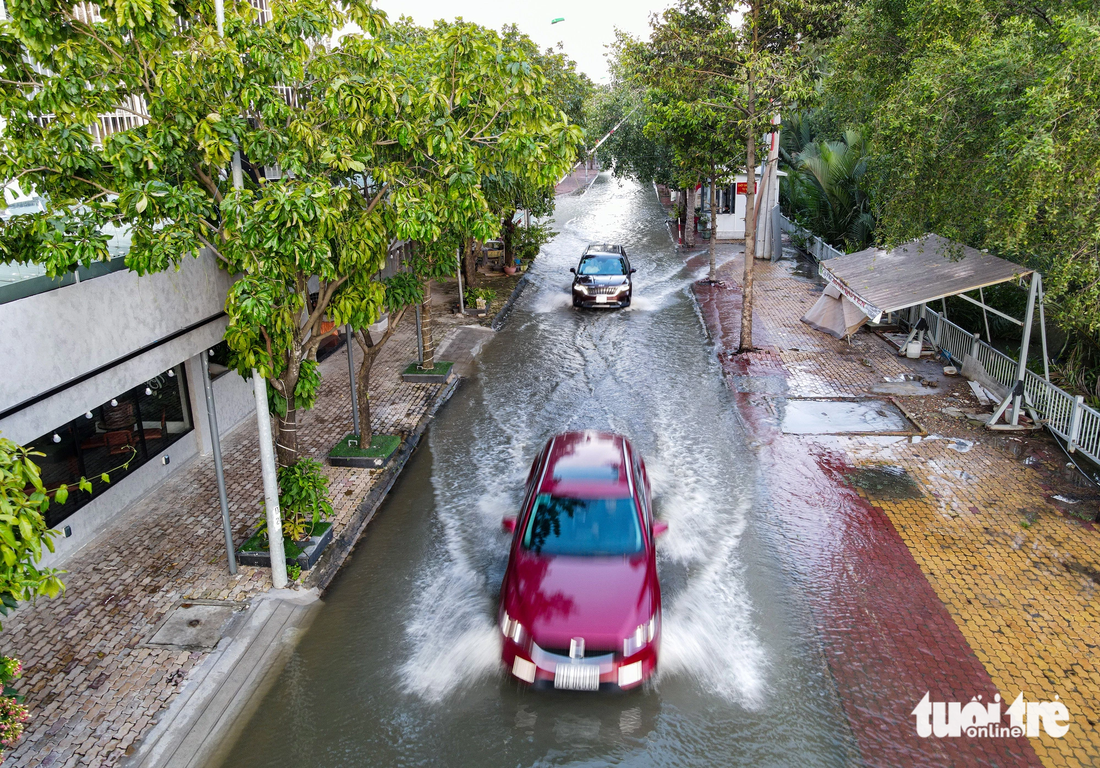 Xe hơi lội nước trên đường số 1, hướng vào khu dân cư 6B, huyện Bình Chánh