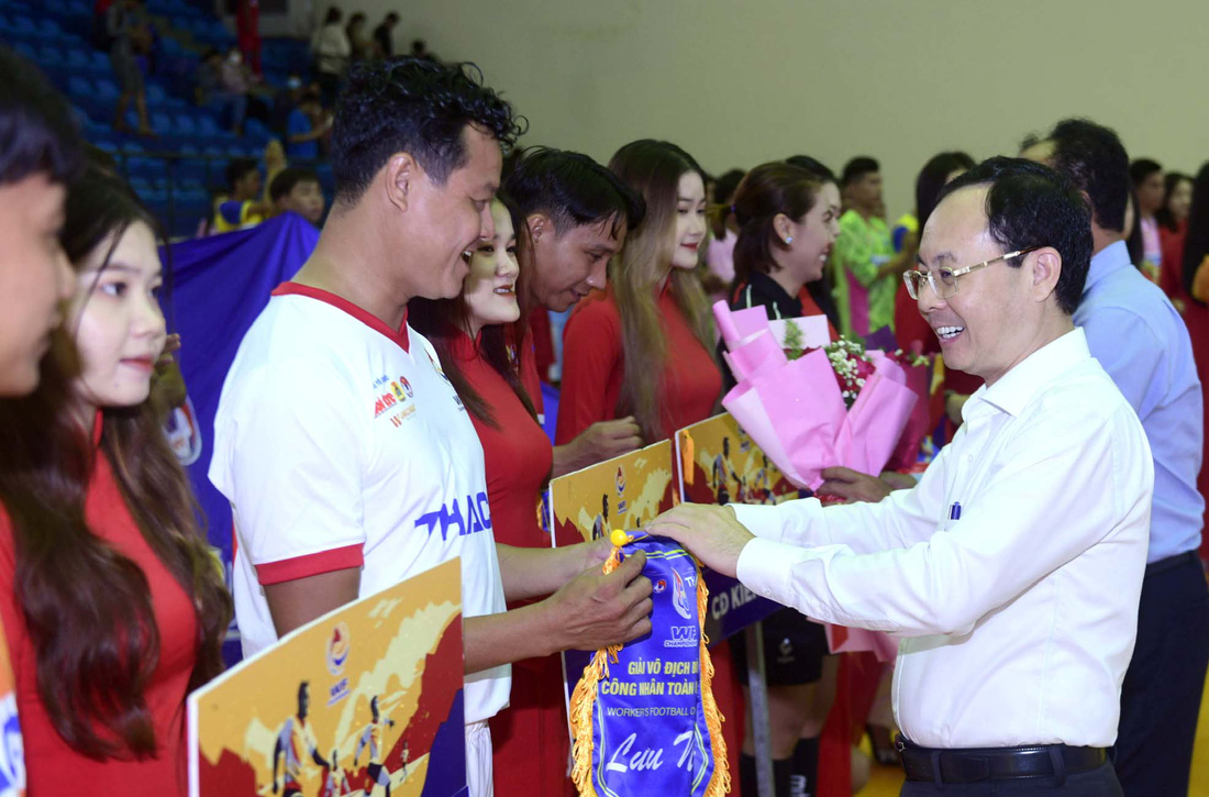 Bí thư Thành ủy Cần Thơ Nguyễn Văn Hiếu (phải) tặng cờ lưu niệm cho các đội tham dự ở lễ khai mạc - Ảnh: QUANG ĐỊNH