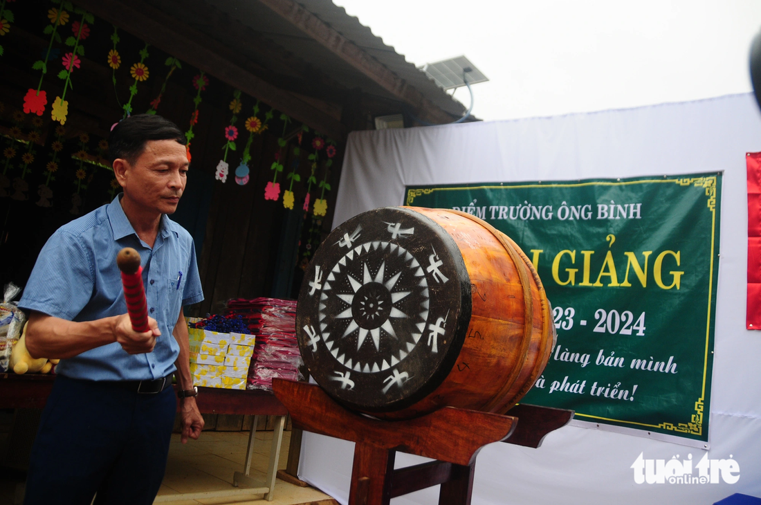 Thầy Trương Công Một đánh tiếng trống trường khai giảng lần đầu tiên vang lên ở nóc Ông Bình - Ảnh: B.D.