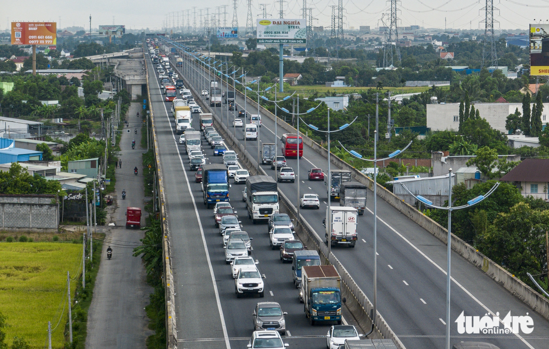 Tình hình giao thông khá căng thẳng trên cao tốc TP.HCM - Trung Lương chiều 4-9 - Ảnh: CHÂU TUẤN