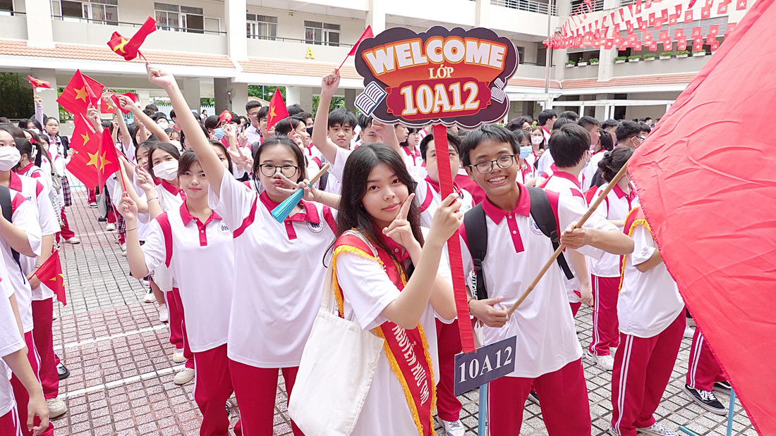 Sáng 4-9, học sinh Trường THPT Nguyễn Hữu Thọ (quận 4, TP.HCM) tổng dượt chuẩn bị cho ngày khai giảng - Ảnh: NHƯ HÙNG