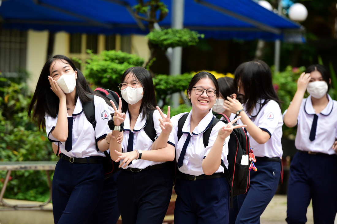 Các em học sinh Trường THPT Nguyễn Thượng Hiền (quận Tân Bình, TP.HCM) vui vẻ trong ngày tựu trường - Ảnh: DUYÊN PHAN