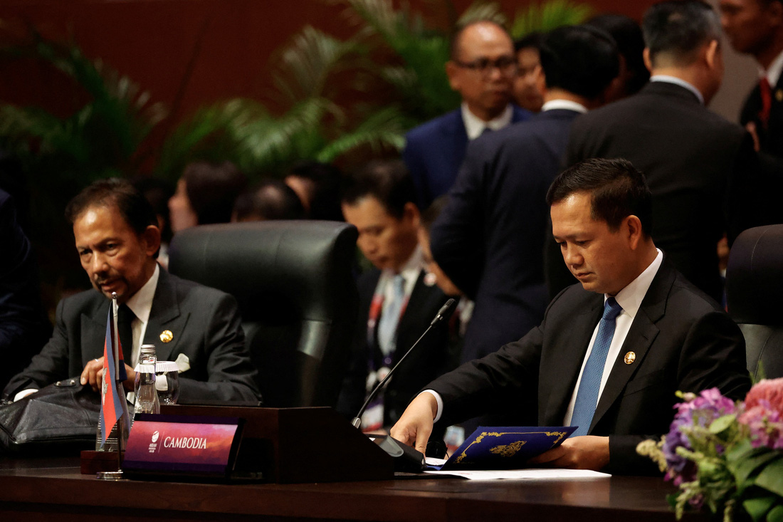 Hội nghị năm nay có sự tham dự của một lãnh đạo mới là tân Thủ tướng Campuchia Hun Manet. Đây là chuyến thăm nước ngoài đầu tiên của ông Hun Manet trên cương vị Thủ tướng Campuchia. &quot;Bằng cách bảo vệ nền hòa bình khó có được và thúc đẩy phát triển đất nước, Campuchia đặt mục tiêu trở thành quốc gia có thu nhập cao vào năm 2050&quot;, ông Hun Manet phát biểu tại một hội nghị ở Jakarta hôm 4-9 - Ảnh: REUTERS