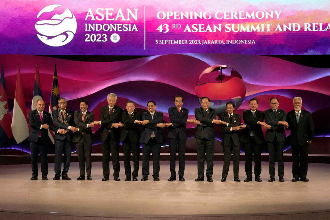 Các nhà lãnh đạo dự phiên khai mạc Hội nghị Cấp cao ASEAN sáng 5-9. Thứ 6 từ trái qua là Thủ tướng Chính phủ Việt Nam Phạm Minh Chính - Ảnh: REUTERS
