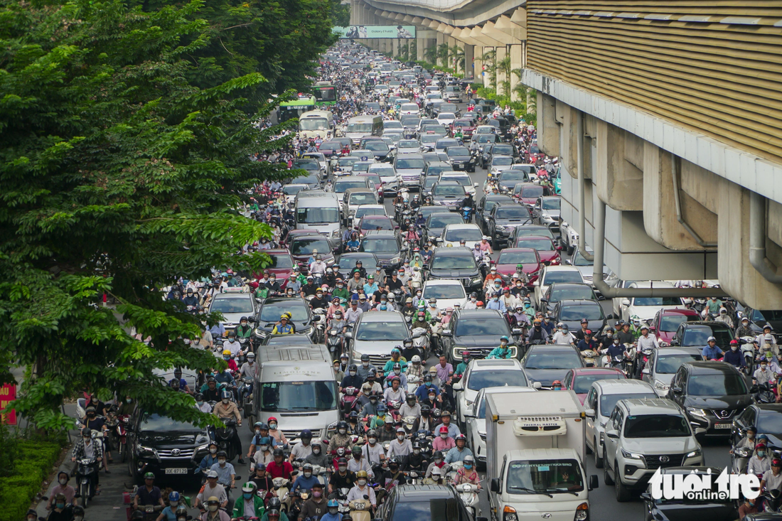 Ùn tắc xảy ra từ 6h30 sáng 5-9 trên đường Nguyễn Trãi - Ảnh: PHẠM TUẤN