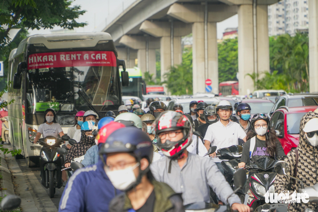 Giao thông Hà Nội sáng đầu tiên trở lại đi làm rất khó khăn