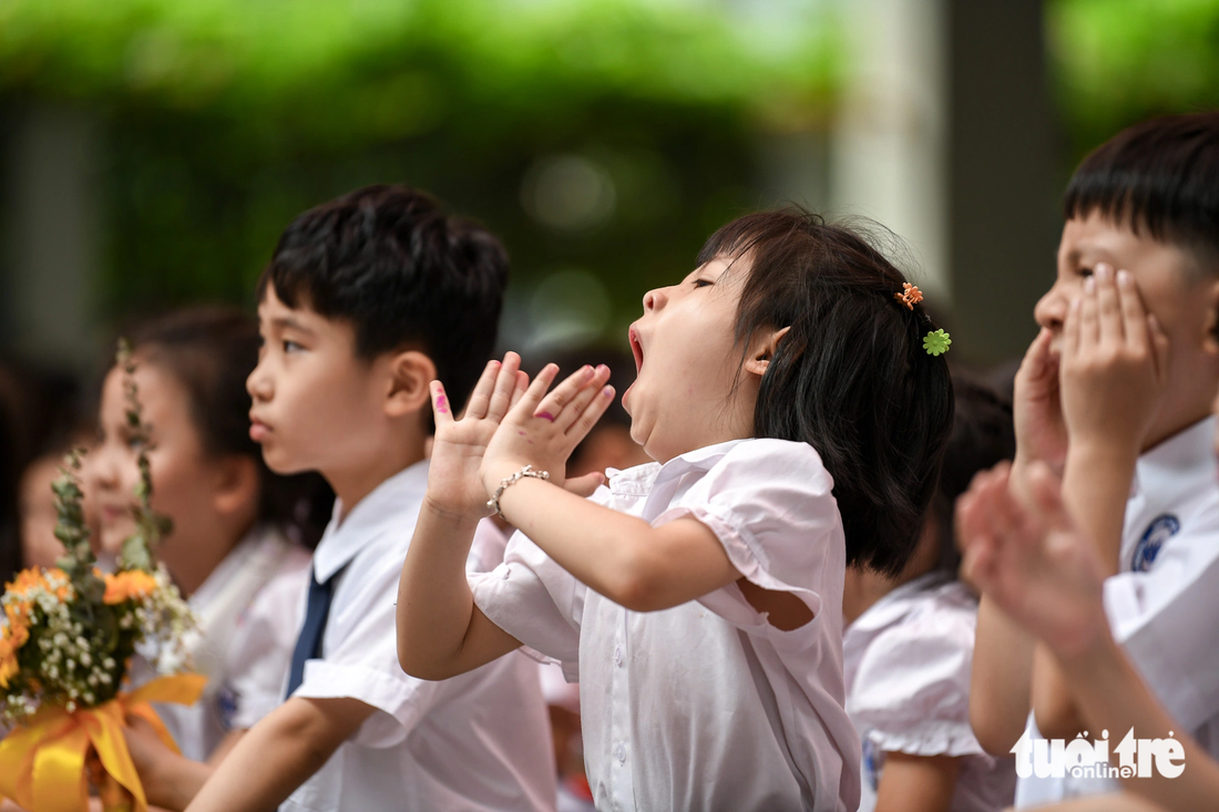 Một học sinh Trường tiểu học Chu Văn An, Tây Hồ, Hà Nội vừa vỗ tay cổ vũ văn nghệ vừa... ngáp - Ảnh: NAM TRẦN