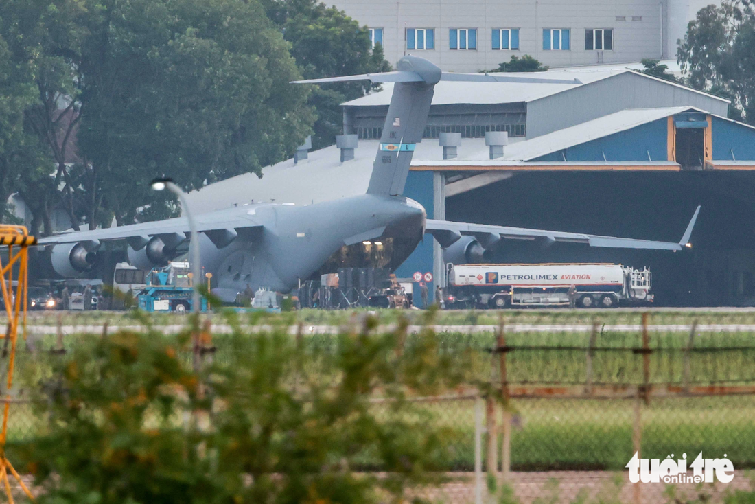 Sau khi đáp xuống sân bay Nội Bài, C-17 được tiếp nhiên liệu để cất cánh rời khỏi sân bay Nội Bài dự kiến vào tối cùng ngày - Ảnh: NGUYỄN KHÁNH