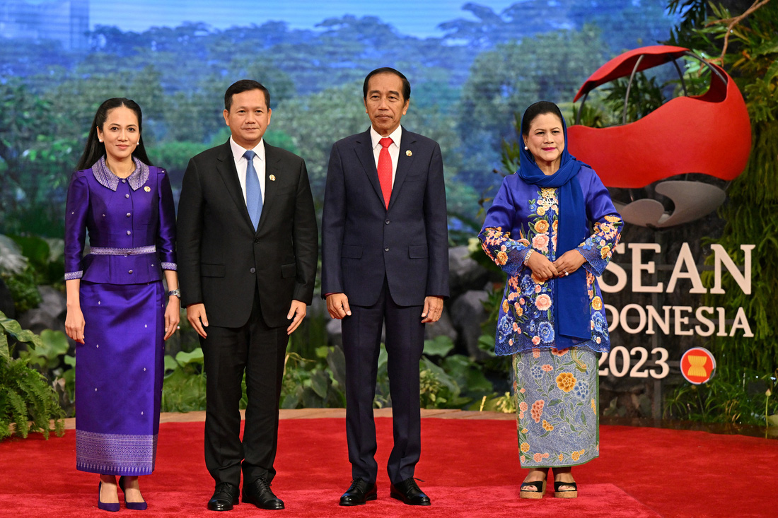 Tổng thống Indonesia Joko Widodo (thứ 2 từ phải sang) và phu nhân Iriana Widodo chào đón Thủ tướng Campuchia Hun Manet và phu nhân Pich Chanmony tại Hội nghị Cấp cao ASEAN  lần thứ 43 ở Jakarta, sáng 5-9 - Ảnh: REUTERS