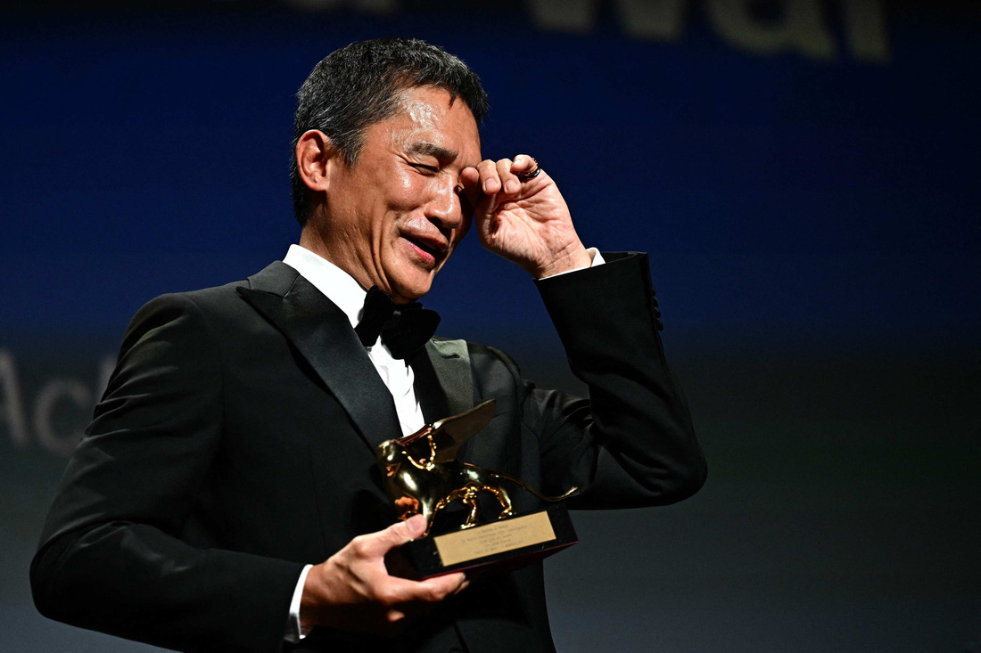 Lương Triều Vỹ xúc động khóc khi nhận giải Sư tử vàng ở Liên hoan phim Venice lần thứ 80 - Ảnh: The Straits Times