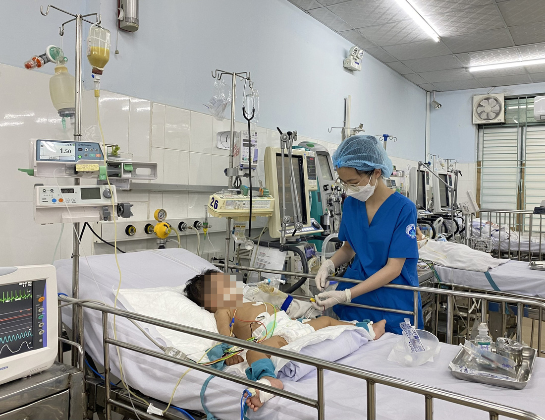 Trẻ mắc tay chân miệng nặng điều trị tại Bệnh viện Nhi đồng 1 (TP.HCM) - Ảnh: X.MAI