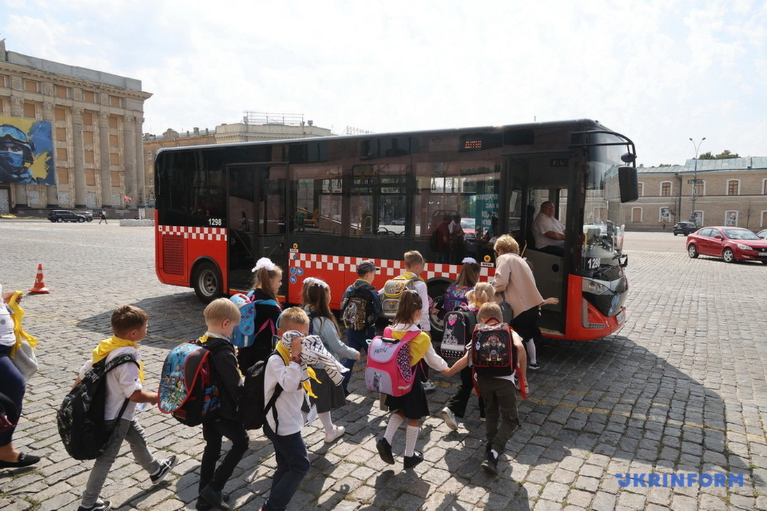 Tuyến xe buýt dành riêng để đưa đón học sinh ở xa khu vực trung tâm thành phố Kharkov với lực lượng an ninh túc trực sẵn trên xe - Ảnh: UKRINFORM