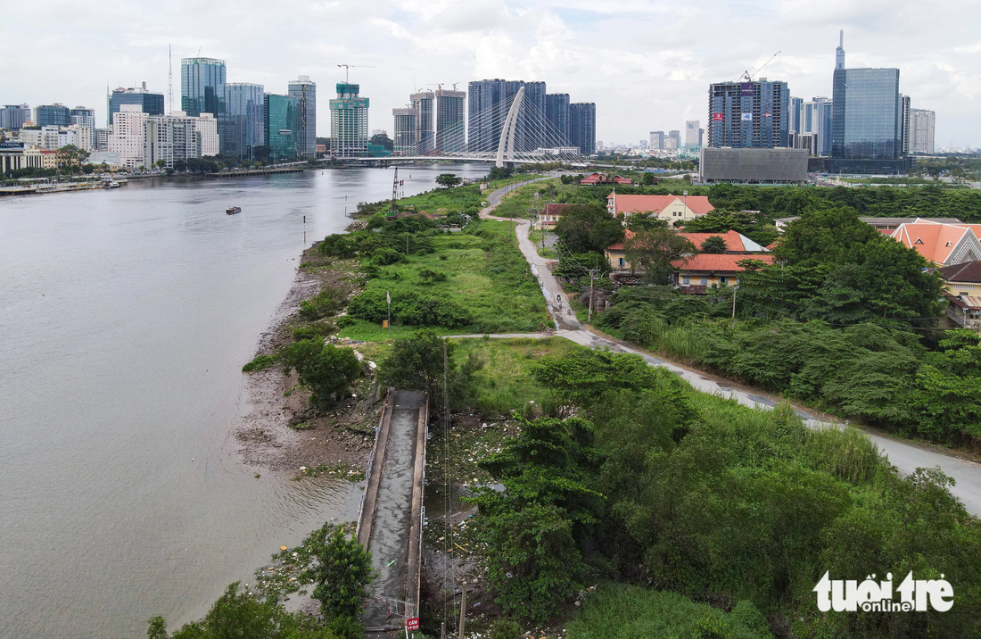 Đoạn bờ sông Sài Gòn này thuộc khu đô thị mới Thủ Thiêm (TP Thủ Đức) đối diện với bến Bạch Đằng (quận 1) - Ảnh: CHÂU TUẤN
