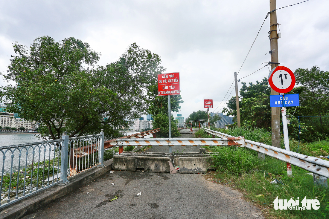 Trên tuyến đường ven sông Sài Gòn bờ TP Thủ Đức có cây cầu Ông Cậy nhưng đã xuống cấp nghiêm trọng. Cơ quan chức năng phải gắn rào chắn và bảng cảnh báo nguy hiểm.