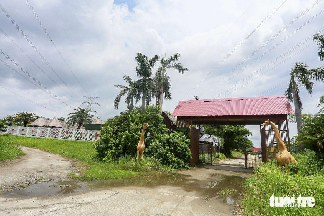 Khu ẩm thực sinh thái Tháp Ngà (số 168 Nguyễn Hữu Thọ, ấp 3, xã Phước Kiển) cũng là công trình vi phạm xây dựng “đình đám”, nay đã tháo dỡ trả lại mặt bằng cho Nhà nước.