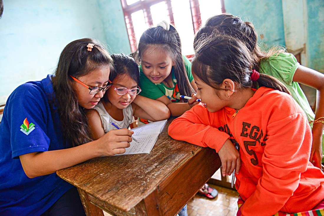Bạn trẻ chiến dịch Mùa hè xanh dạy học cho các em ở huyện đảo Lý Sơn, tỉnh Quảng Ngãi - Ảnh: QUANG ĐỊNH