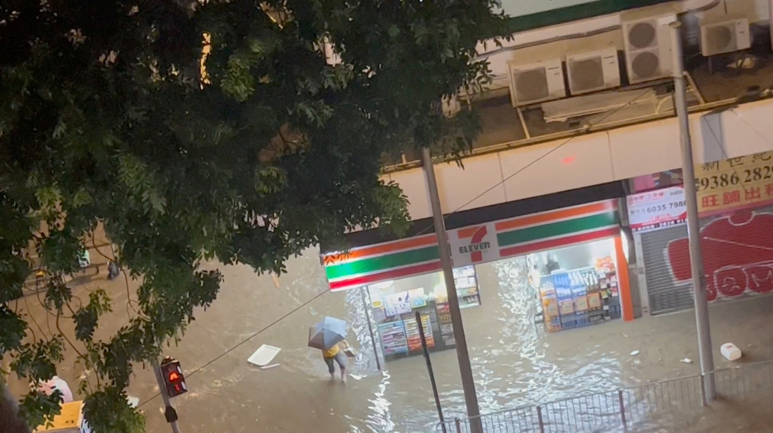 Một khu phố ngập nước ở Hong Kong ngày 8-9 - Ảnh: REUTERS