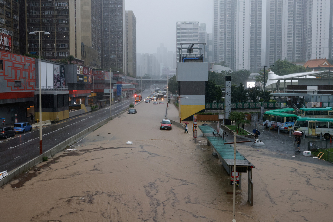 Đường giao thông bị ngập do mưa lớn ở Hong Kong ngày 8-9 - Ảnh: REUTERS