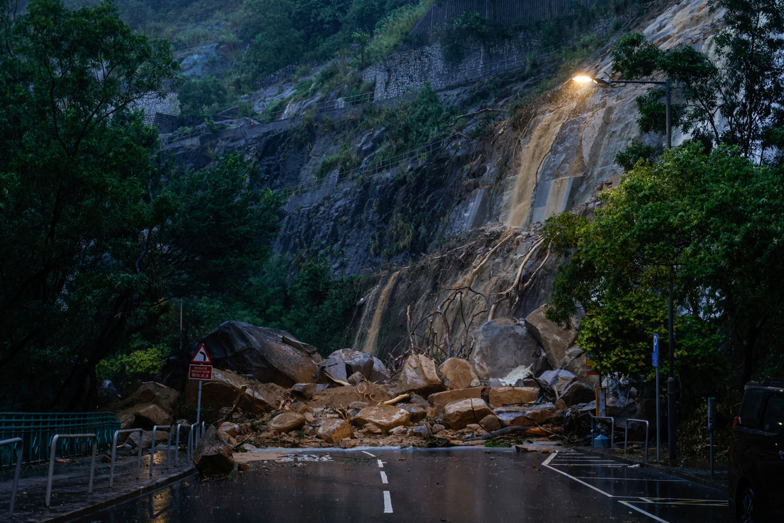 Một con đường bị chặn do đá lở ở Hong Kong ngày 8-9 - Ảnh: REUTERS