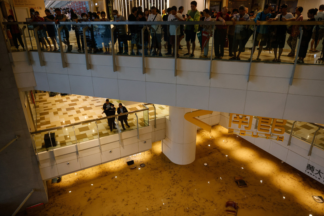 Khách mua sắm mắc kẹt trong một trung tâm thương mại ngập nước ở Hong Kong ngày 8-9 - Ảnh: REUTERS