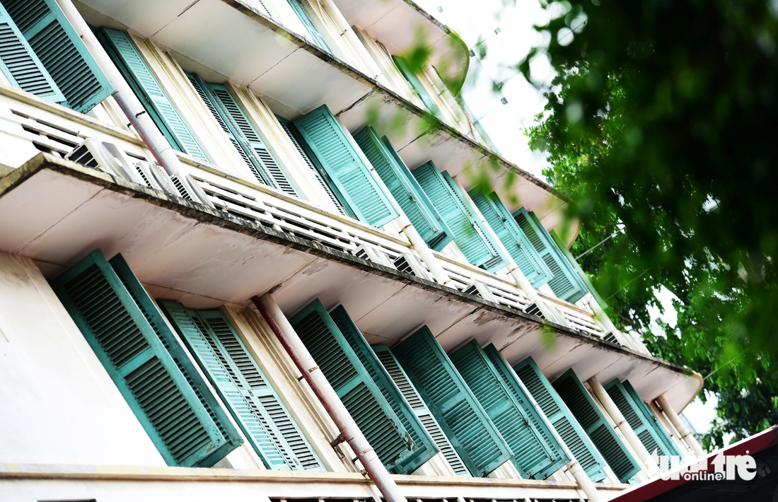 Bệnh viện do một kiến trúc sư người Pháp ở Sài Gòn manh nha xây dựng từ năm 1930-1938, lối kiến trúc không cầu kỳ nhưng đảm bảo được độ chắc chắn, bền vững. Những ô cửa sổ màu xanh được làm từ gỗ vẫn sống với thời gian