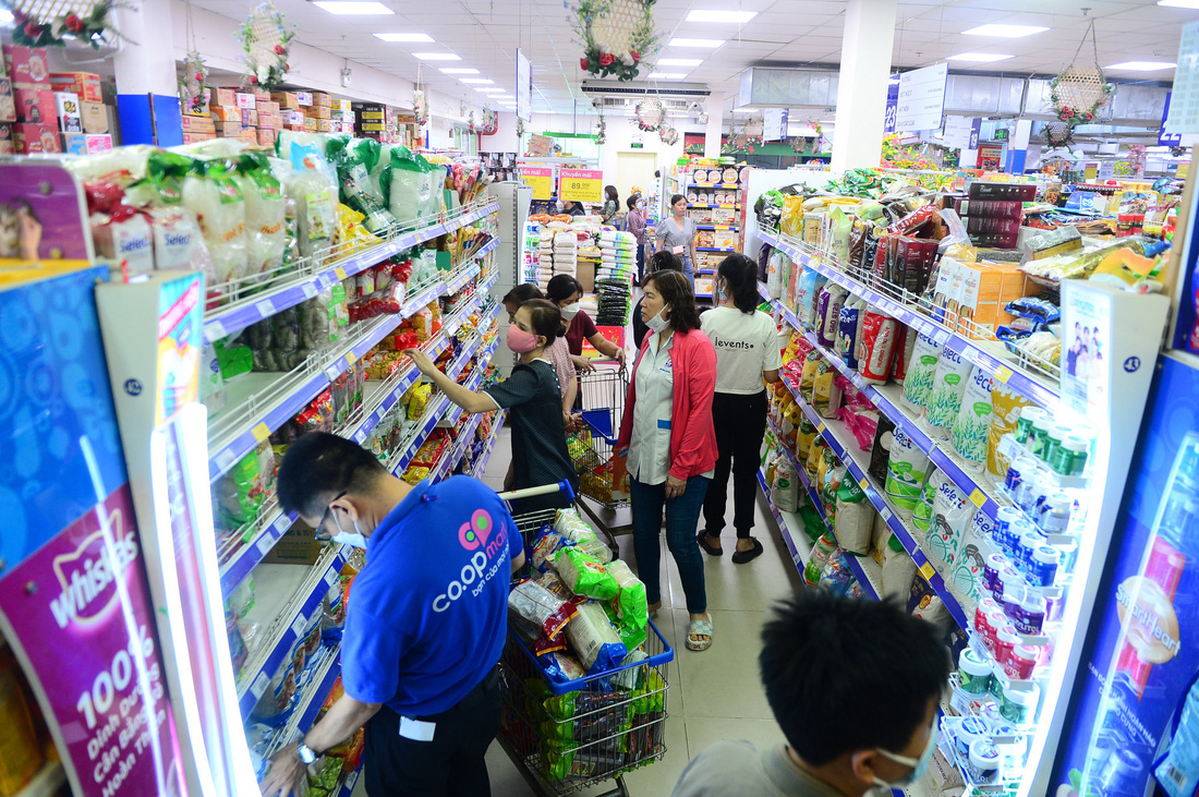 Hàng Việt được bày bán trong hơn 800 siêu thị Co.opmart, Co.opXtra được nhiều khách hàng ưa chuộng - Ảnh: QUANG ĐỊNH