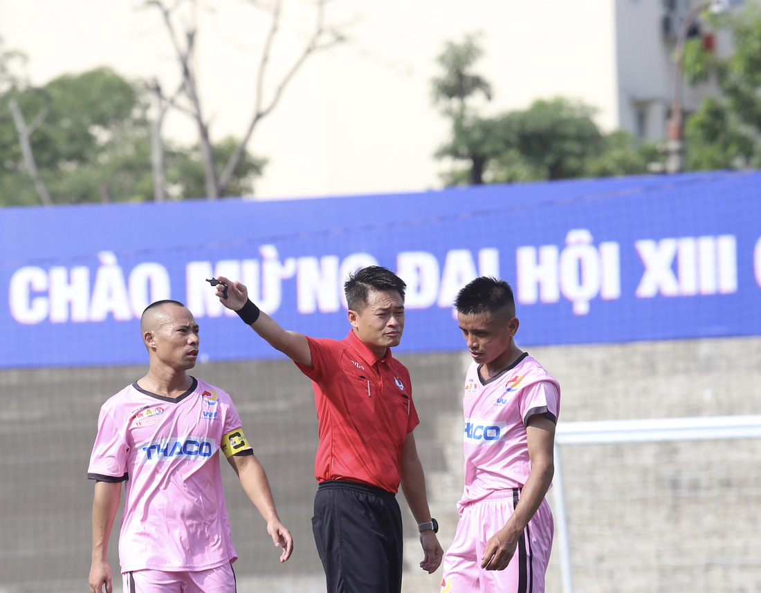 Lực lượng trọng tài chất lượng do Liên đoàn bóng đá Việt Nam điều hành làm việc chuyên nghiệp tại giải