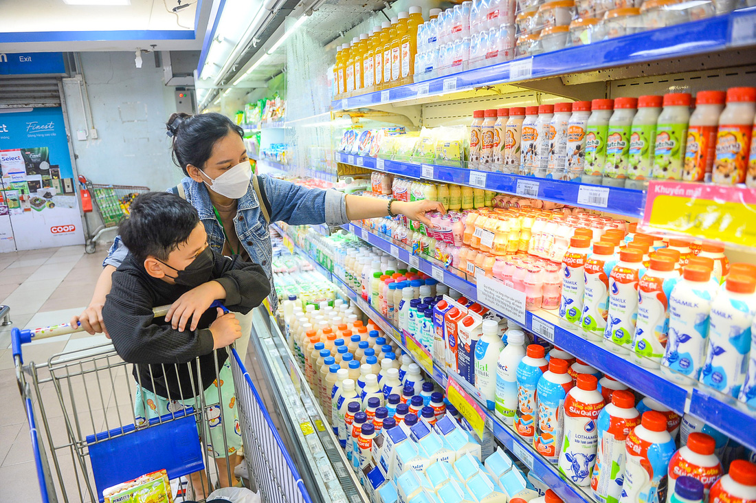 Các loại sữa và chế phẩm từ sữa giảm giá 30% khi mua sản phẩm thứ 2, thứ 4, thứ 6... cùng loại - Ảnh: QUANG ĐỊNH