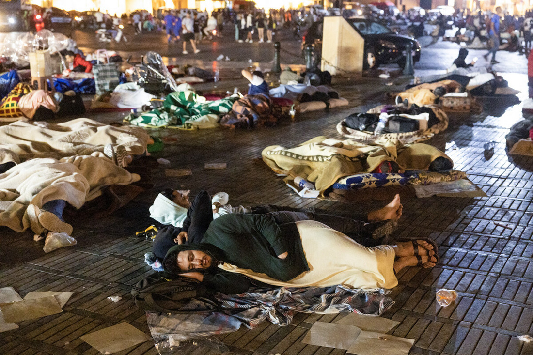 Người dân chọn ngủ ngoài đường vì sợ dư chấn - Ảnh: AFP