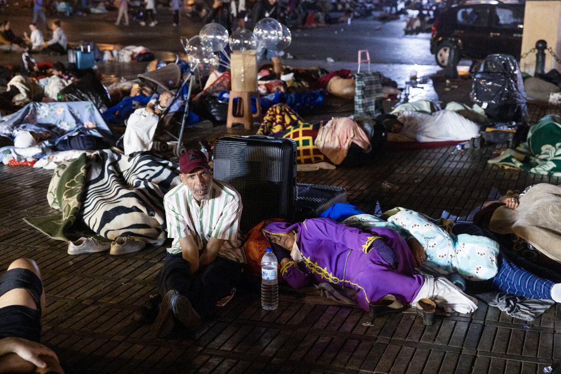 Một số người mang theo chăn, một số ngủ dưới đất - Ảnh: AFP