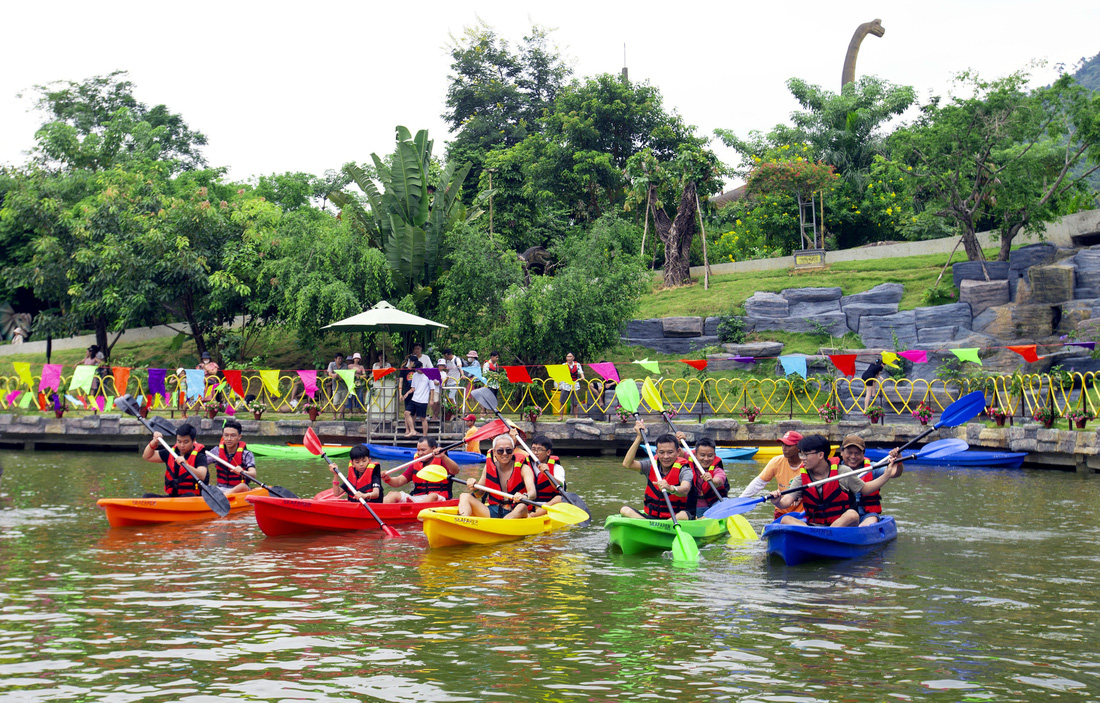 Du khách vui chơi tại khu du lịch Núi Thần Tài, TP Đà Nẵng, trong dịp lễ 2-9 vừa qua - Ảnh: B.H.
