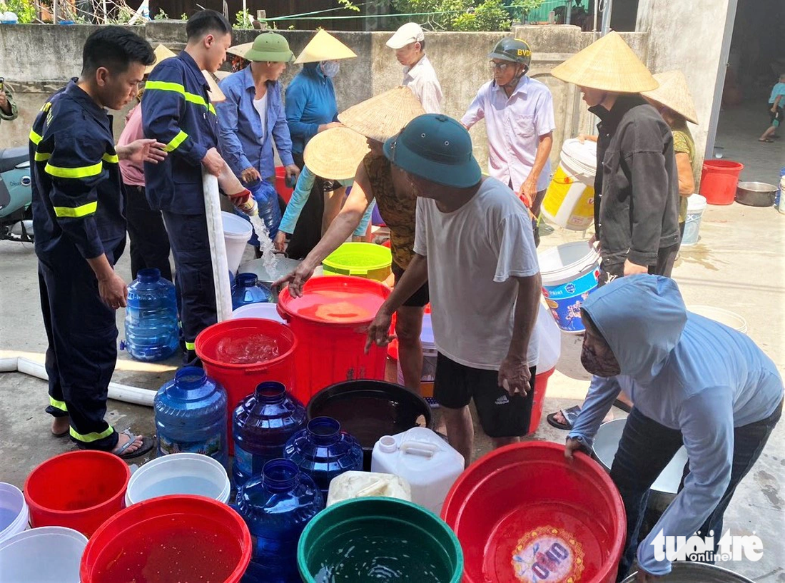  UBND thị xã Hồng Lĩnh đang gấp rút lắp đặt đường ống dẫn nước từ hồ Đá Bạc về nhà máy nước để cung cấp nước sinh hoạt cho người dân.