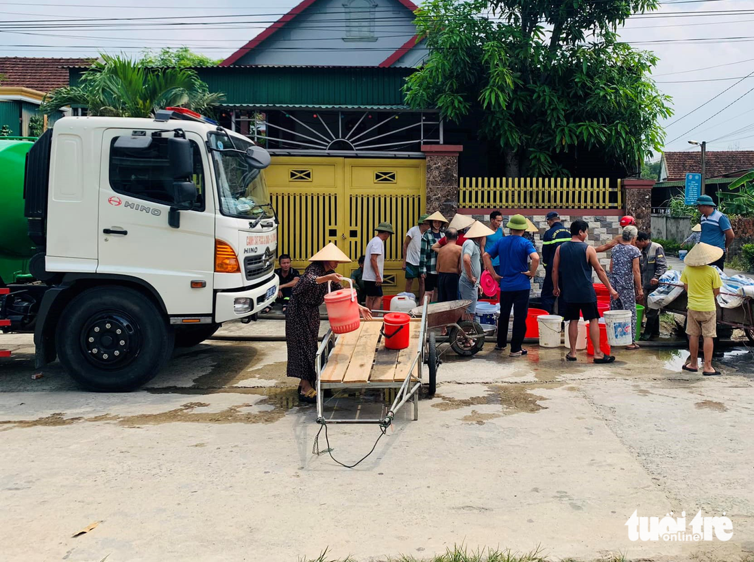Xe chuyên dụng của Công ty cổ phần Cấp nước Hà Tĩnh và lực lượng cảnh sát phòng cháy chữa cháy và cứu nạn cứu hộ khu vực Hồng Lĩnh chở nước từ địa điểm khác về phục vụ người dân.