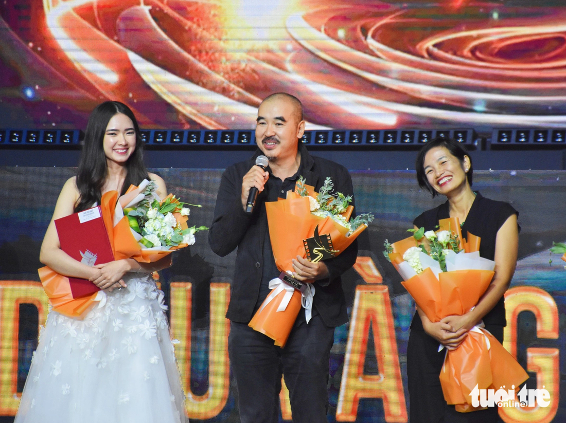 Từ trái sang: diễn viên Juliet Bảo Ngọc Doling, đạo diễn Bùi Thạc Chuyên và nhà sản xuất Trần Thị Bích Ngọc nhận giải Cánh diều vàng cho phim điện ảnh 'Tro tàn rực rỡ' - Ảnh: TRẦN HOÀI (Từ trái sang) Diễn viên Juliet Bảo Ngọc Doling, đạo diễn Bùi Thạc Chuyên và nhà sản xuất Trần Thị Bích Ngọc nhận giải Cánh diều vàng cho phim điện ảnh 'Tro tàn rực rỡ' - Ảnh: TRẦN HOÀI