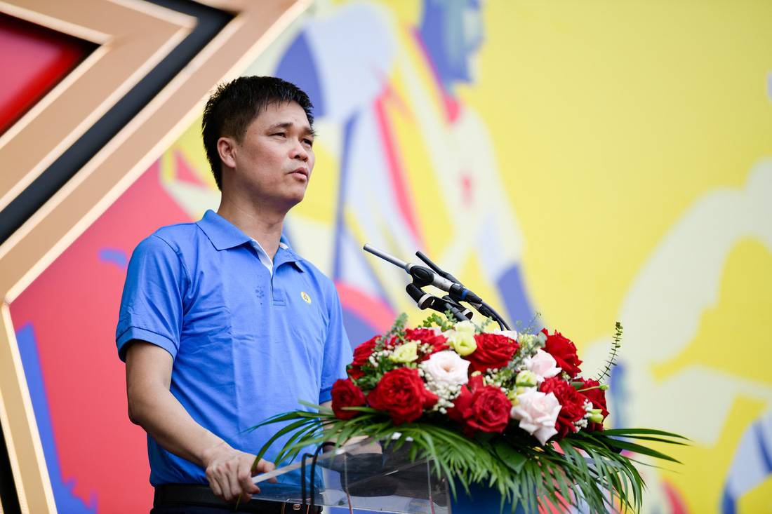 Ông Ngọ Duy Hiểu, phó chủ tịch Tổng liên đoàn Lao động Việt Nam, phát biểu khai mạc Giải vô địch bóng đá công nhân toàn quốc 2023