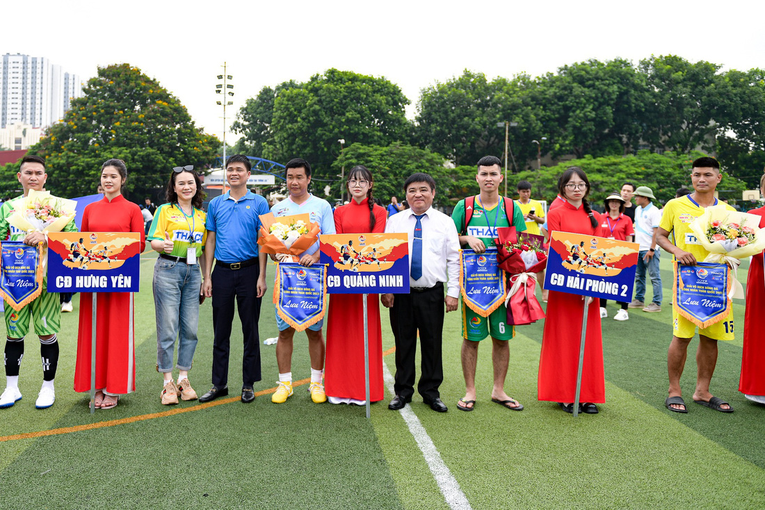 Đại diện các lãnh đạo trao cờ lưu niệm cho các đội bóng tham dự vòng bảng Giải vô địch bóng đá công nhân toàn quốc 2023 tại Hải Phòng