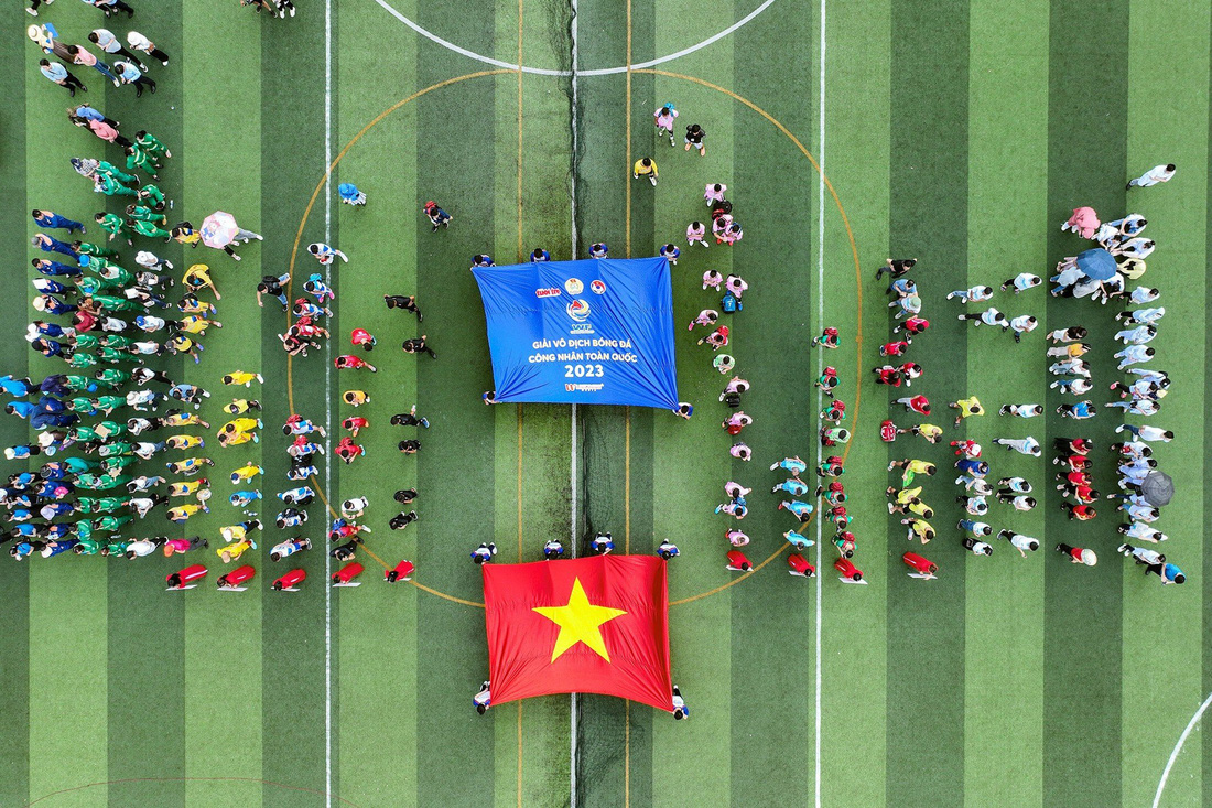 Hình ảnh lễ khai mạc Giải vô địch bóng đá công nhân toàn quốc 2023 nhìn từ trên cao