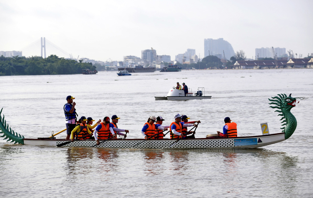 Đua thuyền trong Lễ hội sông nước TP.HCM năm 2023 - Ảnh: QUANG ĐỊNH