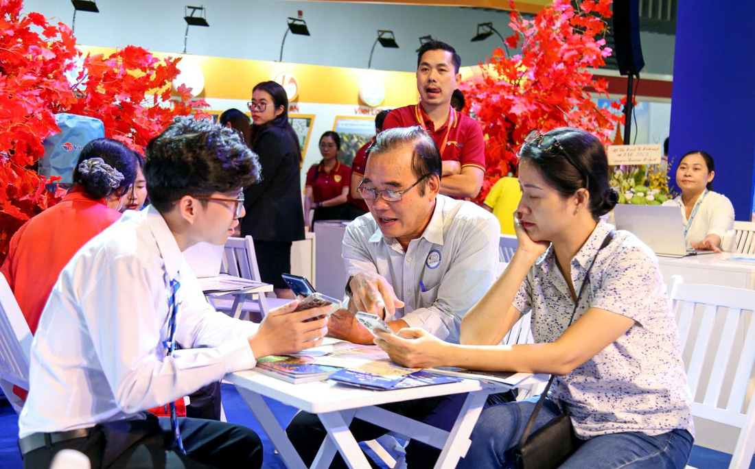 Khách hàng tìm hiểu thông tin các tour du lịch tại Hội chợ Du lịch quốc tế TP.HCM (ITE HCMC) vào chiều 8-9  - Ảnh: PHƯƠNG QUYÊN