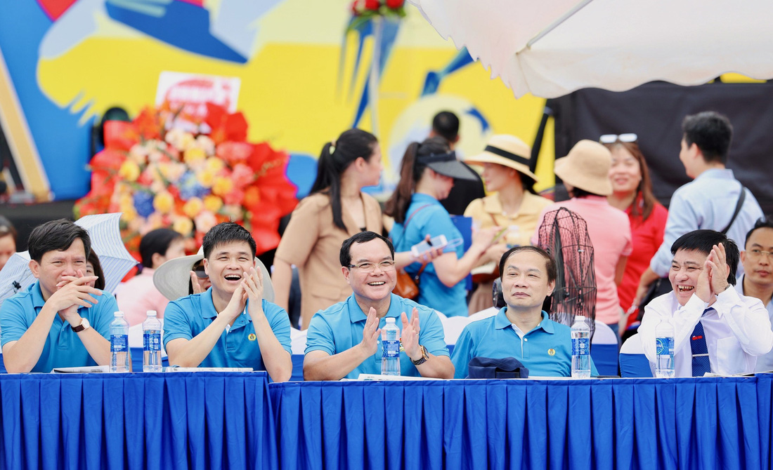Ngay sau lễ khai mạc, các vị lãnh đạo đã tham gia cổ vũ các trận đấu diễn ra trên sân Trường Đại học Hàng Hải Việt Nam.