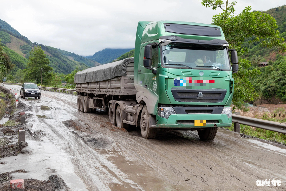 Theo Khu quản lý đường bộ II, xe tải chở than có tải trọng lớn, tần suất cao là nguyên nhân khiến mặt đường hư hỏng - Ảnh: HOÀNG TÁO