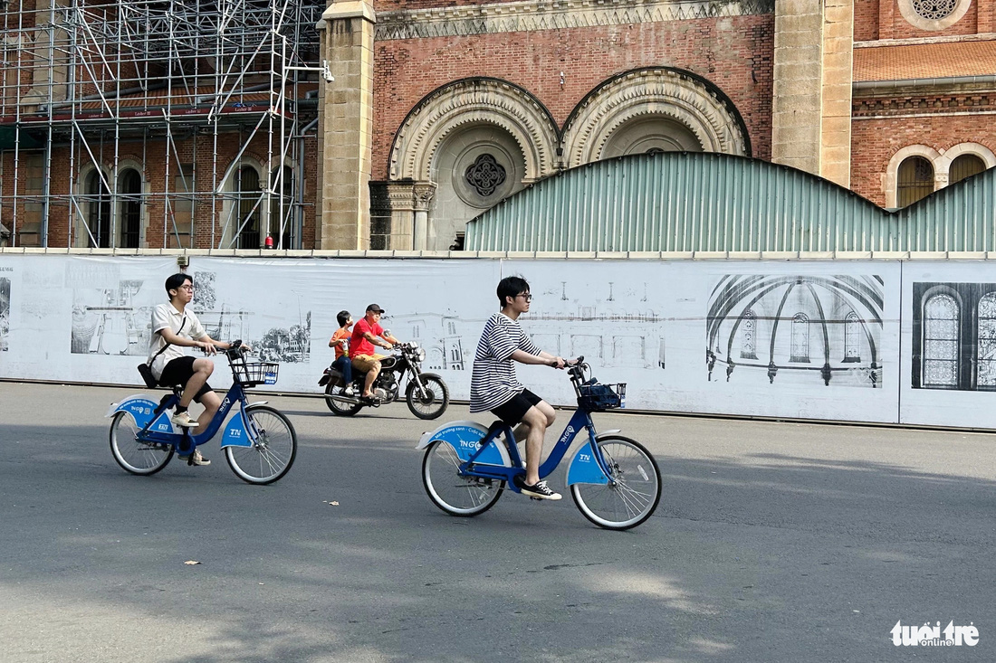 Một số bạn trẻ thong thả đạp xe qua khu vực trung tâm  - Ảnh: KHÁNH HUYỀN