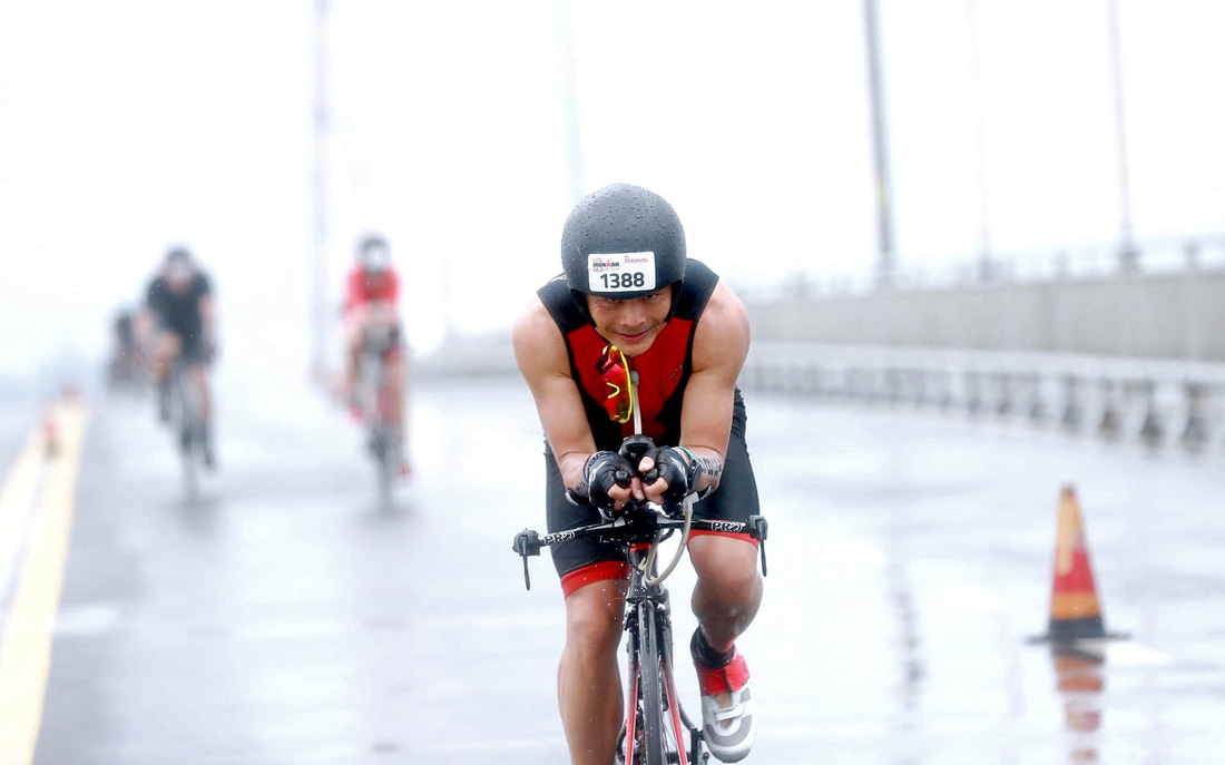Anh Nguyễn Thanh Giang hoàn thành cuộc thi Ironman khốc liệt - Ảnh: NVCC