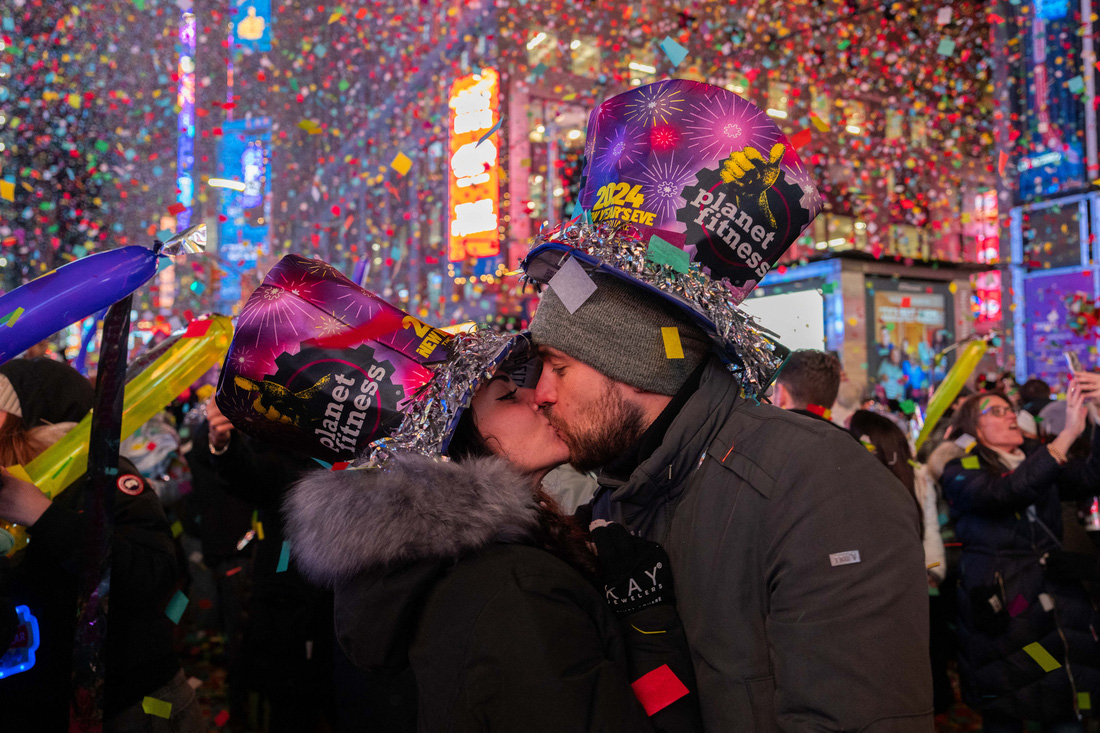 Khoảnh khắc đón năm mới ở quảng trường Thời Đại, New York, Mỹ ngày 1-1-2024 - Ảnh: AFP